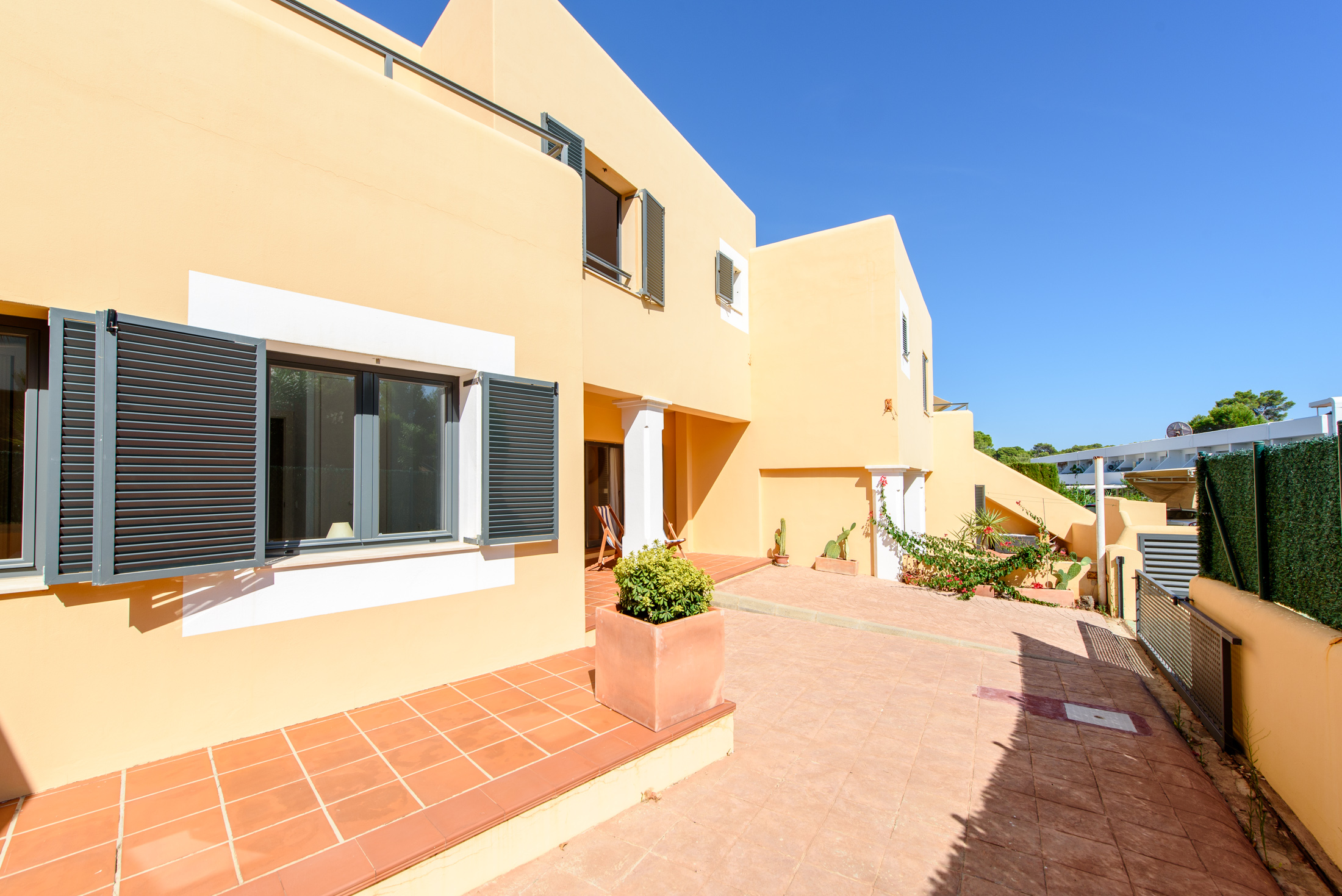 Resa estates Ibiza Port des torrent frontal sea views apartment buiten.jpg